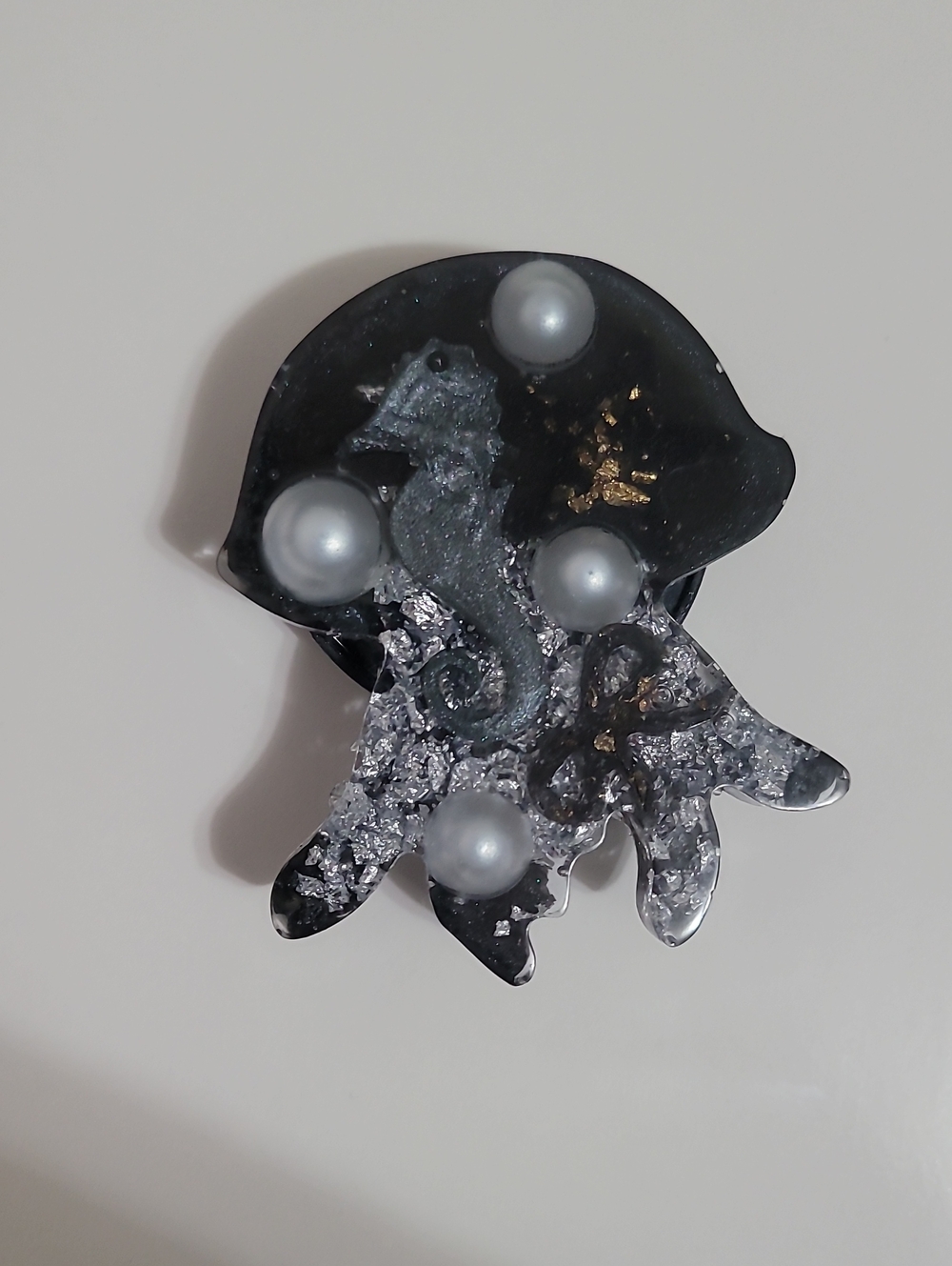 Black and Silver Seahorse Resin Brooch Phone Decoration with Pearls